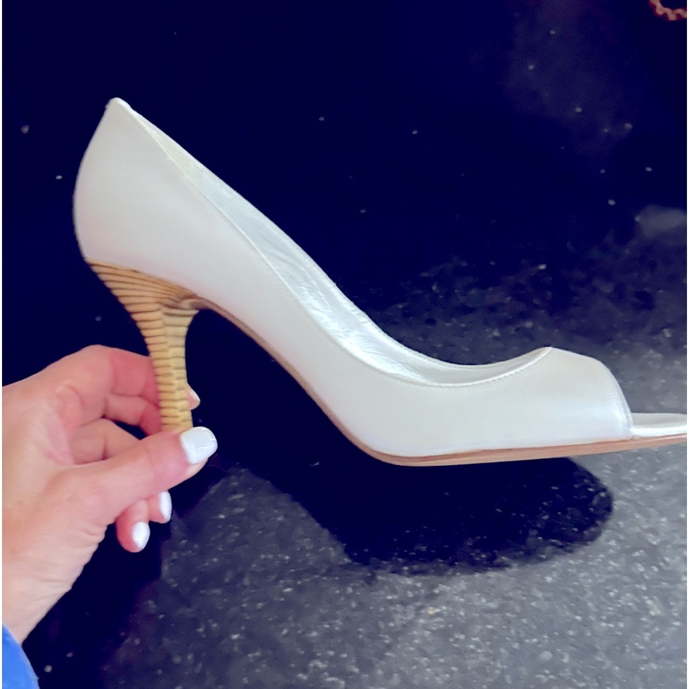 St. John peep hole unworn -Pearlie white